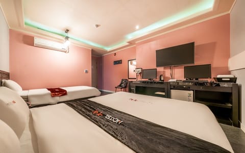 Room (Business Twin - King + Single Bed (tw) | 1 bedroom, free WiFi, bed sheets