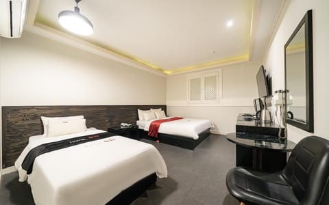Room (Business Twin B - King and Single Bed) | 1 bedroom, free WiFi, bed sheets