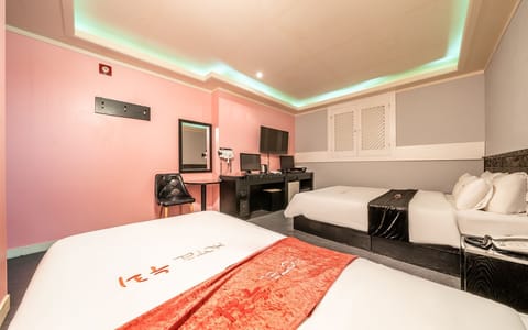 Room (Business Twin - King + Single Bed (tw) | 1 bedroom, free WiFi, bed sheets