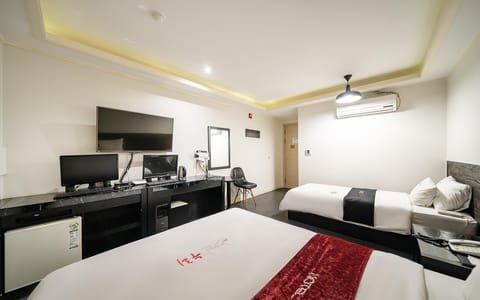 Room (Business Twin B - King and Single Bed) | 1 bedroom, free WiFi, bed sheets