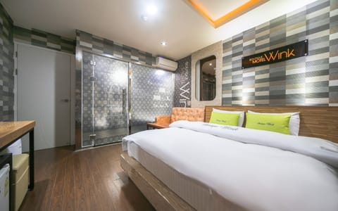 Room (Deluxe (Jetted Spa Tub Netflix Availa) | 1 bedroom, free WiFi, bed sheets