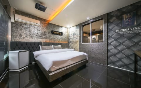 Room (VIP (Minibar Double Jetted Spa Tub Tw) | 1 bedroom, free WiFi, bed sheets