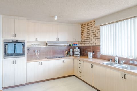 Family Apartment | Private kitchen | Electric kettle, toaster