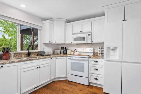 "The home is very comfortable and roomy. We would definitely stay here again" - Ronda