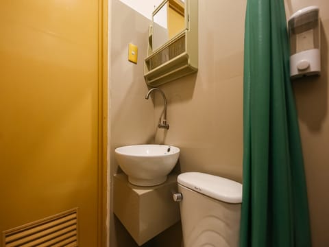 Standard Double Room | Bathroom | Shower, towels