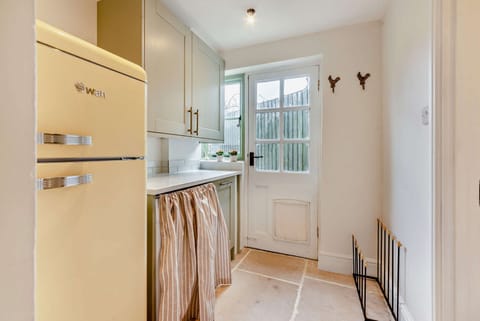 Heath Cottage Utility Room - StayCotswold