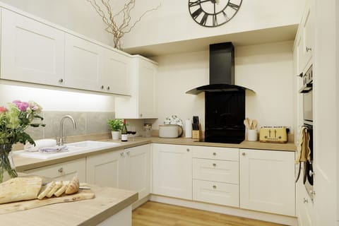 The Staircase Kitchen - StayCotswold