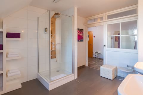 Superior Single Room | Bathroom | Shower, towels