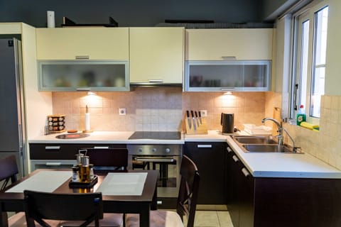 City Apartment | Private kitchen | Full-size fridge, dining tables