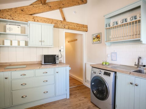 Cottage | Private kitchen | Fridge, electric kettle, toaster, cookware/dishes/utensils