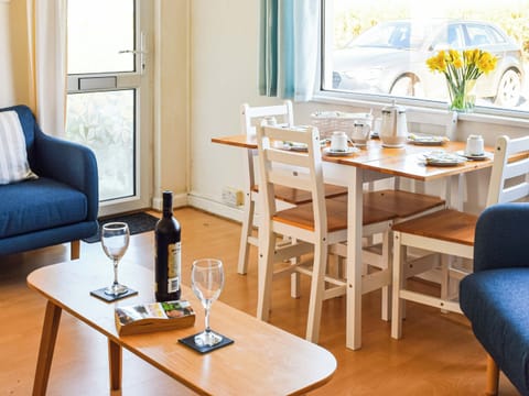 Living room/dining room | Ballantine&rsquo;s No 29, The Lizard