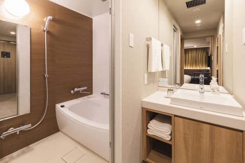 Deluxe Twin Room, Non Smoking | Bathroom | Combined shower/tub, slippers, bidet, towels