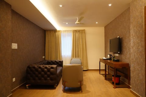 Junior Suite | Living room | 32-inch Smart TV with satellite channels, TV