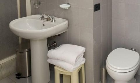 Traditional Double Room | Bathroom | Shower, rainfall showerhead, hair dryer, bidet