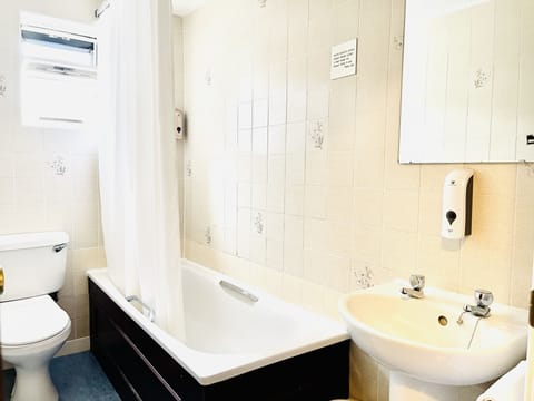 Economy Quadruple Room | Bathroom | Free toiletries, hair dryer, towels