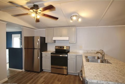 Cottage, 2 Bedrooms | Private kitchen | Fridge, oven, coffee/tea maker