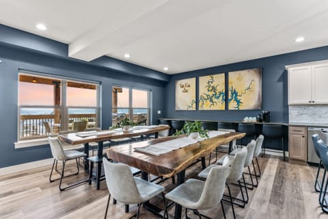 Ser sail into paradise with these amazing views - Your vacation days here will be fluid and dreamy as one magical moment spills into the next.