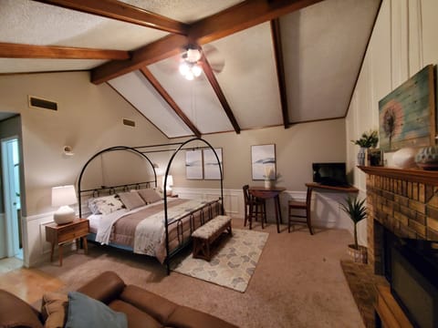 Classic Cabin, Fireplace, Courtyard View | Premium bedding, pillowtop beds, individually decorated