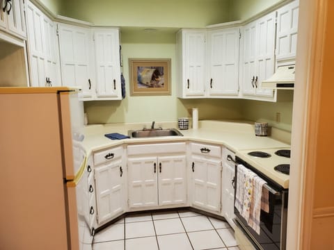 Family Apartment, 3 Bedrooms, Fireplace, Courtyard View | Private kitchen | Mini-fridge, microwave, coffee/tea maker