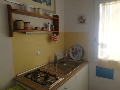 Standard Double Room (Blu) | Private kitchen | Coffee/tea maker