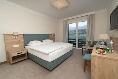 Junior Suite, 1 Bedroom, Balcony, Lake View | Hypo-allergenic bedding, in-room safe, desk, laptop workspace