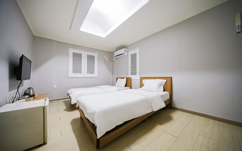 Room (Deluxe (TWIN single+single non-smokin) | 1 bedroom, free WiFi, bed sheets