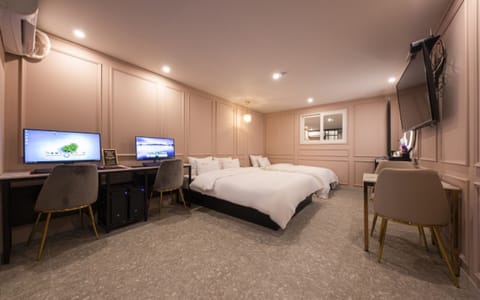 Room (Deluxe Twin B (OTT Couple PC)) | 1 bedroom, free WiFi, bed sheets