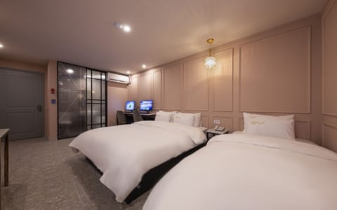 Room (Deluxe Twin B (OTT Couple PC)) | 1 bedroom, free WiFi, bed sheets