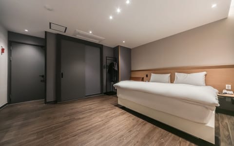 Room (Deluxe (Free Netflix available / Air ) | 1 bedroom, free WiFi, bed sheets