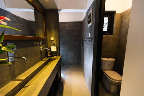 Villa | Bathroom | Shower, bidet, towels