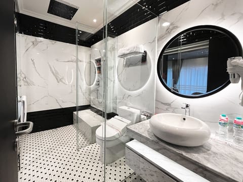 Premier Double Room | Bathroom | Shower, rainfall showerhead, free toiletries, hair dryer