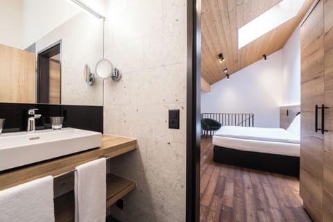 Maisonette room with balcony | Bathroom | Shower, hair dryer, towels, soap