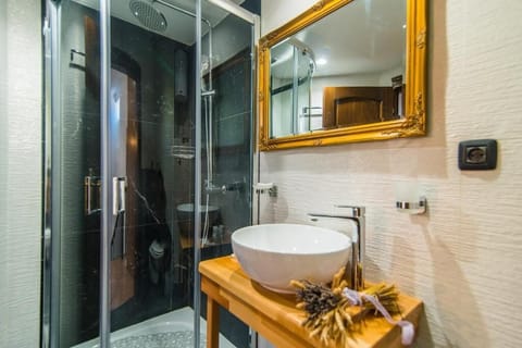 Royal Double or Twin Room | Bathroom | Combined shower/tub, rainfall showerhead, hair dryer, bathrobes