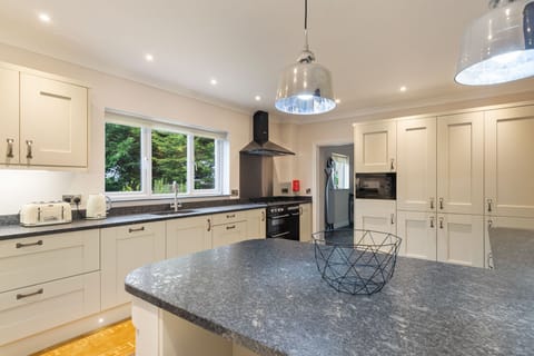 Large Luxury House, Log Burner, Central Location