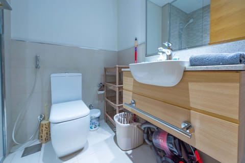 Studio | Bathroom | Hydromassage showerhead, towels