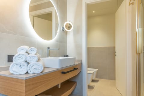 Basic Studio Suite | Bathroom | Shower, rainfall showerhead, free toiletries, hair dryer