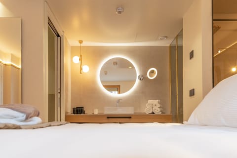 Shower, rainfall showerhead, free toiletries, hair dryer