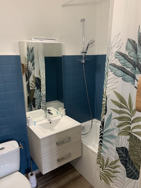 Bathtub, hair dryer, towels