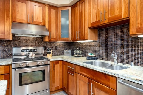 Condo, 2 Bedrooms | Private kitchen | Fridge, oven, coffee/tea maker, toaster