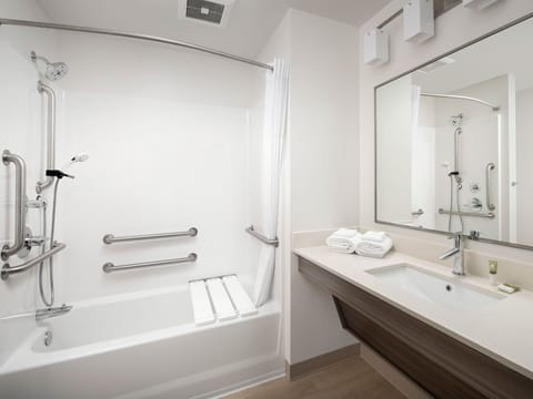 Combined shower/tub, towels