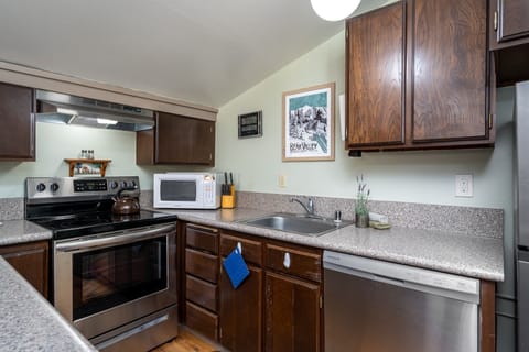 Condo, 1 Bedroom | Private kitchen | Fridge, oven, dishwasher, coffee/tea maker