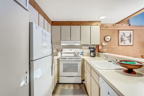 Condo, 1 Bedroom | Private kitchen | Fridge, oven, coffee/tea maker, toaster