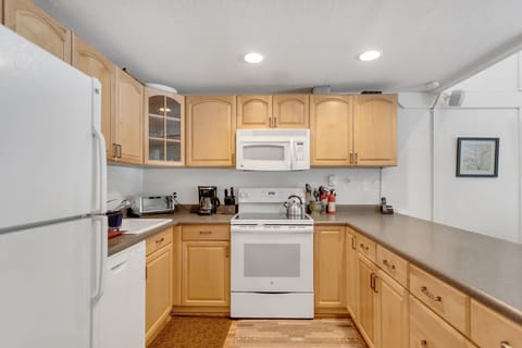 Condo, 2 Bedrooms | Private kitchen | Fridge, oven, coffee/tea maker, toaster