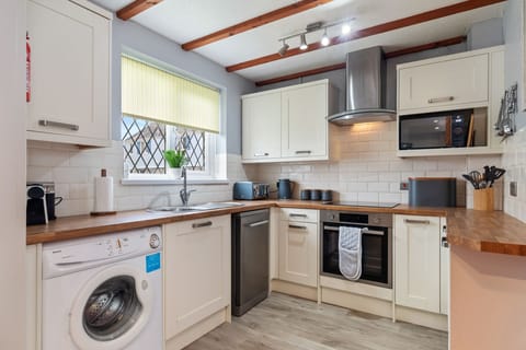 Cartwrights Cottage - Cosy Cottage, - Swimming Pool, Table Tennis, Mini Golf, Tennis Court, Play Park