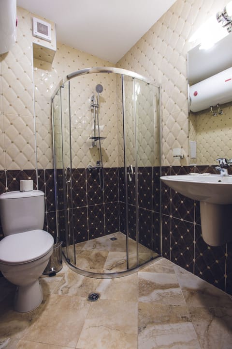 Classic Double Room | Bathroom | Combined shower/tub, hair dryer, towels
