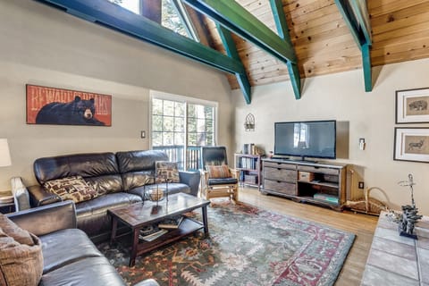 Living Room, Indoors, Room, Furniture, Screen