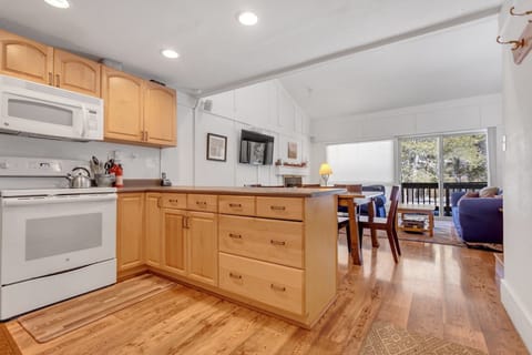 Flooring, Hardwood, Floor, Room, Indoors