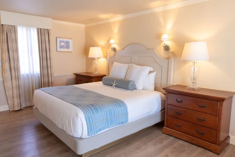 Room, 1 King Bed, Harbor View | Hypo-allergenic bedding, in-room safe, individually decorated