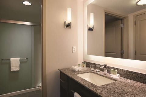 Suite, 1 Bedroom | Bathroom | Combined shower/tub, free toiletries, hair dryer, towels