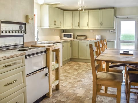 Kitchen/diner | Tyn Y Maen, Llanddeiniolen, near Bangor